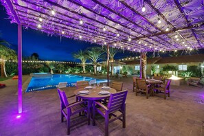 Outdoor dining - SDR Hideaway! Misters, Saltwater Pool/Spa, Putt Putt! (Thousand Palms)