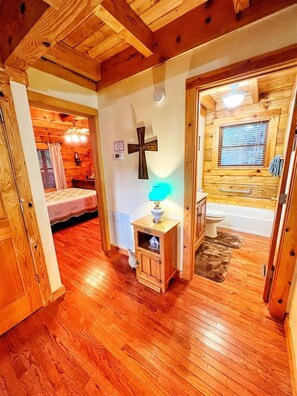 4 habitaciones, escritorio, tabla de planchar con plancha y wifi gratis 