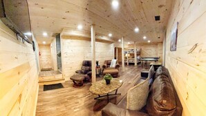 A wooden interior with a sofa, armchairs, and a coffee table. - Gem in the Glades, secluded, minutes from Gatlinbu (Gatlinburg)