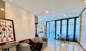 Family Apartment, 2 Bedrooms, Balcony, Mountain View | Ruang tamu | 42 inci televisyen plasma dengan satelit, TV, Netflix