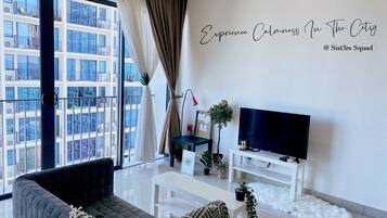 Studio Suite, Multiple Beds | Living area | 42-inch plasma TV with satellite channels, TV, Netflix