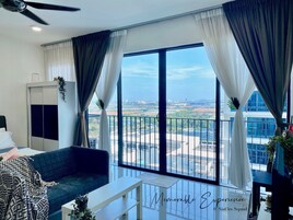 Studio Suite, Multiple Beds | Living area | 42-inch plasma TV with satellite channels, TV, Netflix