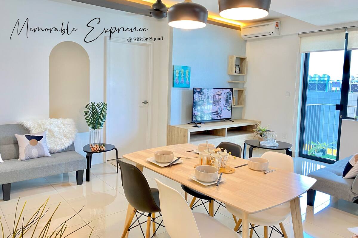 Un salon moderne comprenant un coin repas, un canapé, un téléviseur et un balcon avec vue.