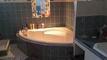 Een haardroger, handdoeken, zeep, shampoo