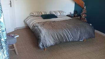 3 slaapkamers, een bureau, wifi, beddengoed