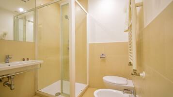 Secadora de cabello, toallas, jabón, shampoo