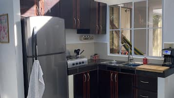 Frigorífico, microondas, placa de cocina y cafetera o tetera