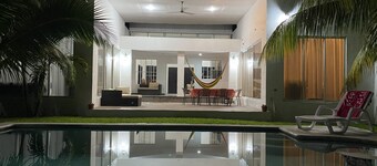 Amplia Villa, ideal para relajarse, caminar por  jardines y disfrutar del mar.