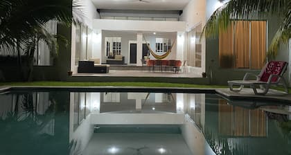 Amplia Villa, ideal para relajarse, caminar por jardines y disfrutar del mar.