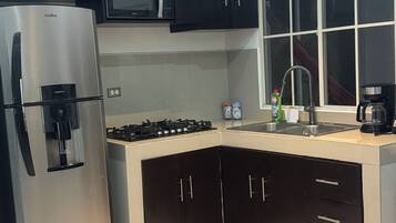 Frigorífico, microondas, placa de cocina y cafetera o tetera