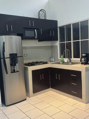 Kühlschrank, Mikrowelle, Herdplatte, Wasserkocher mit Kaffee-/Teezubehör