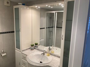 Douche, sèche-cheveux, serviettes fournies