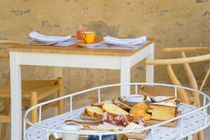 Daily continental breakfast for a fee - Hotel Palacio de Luko (Arrazua-Ubarrundia)