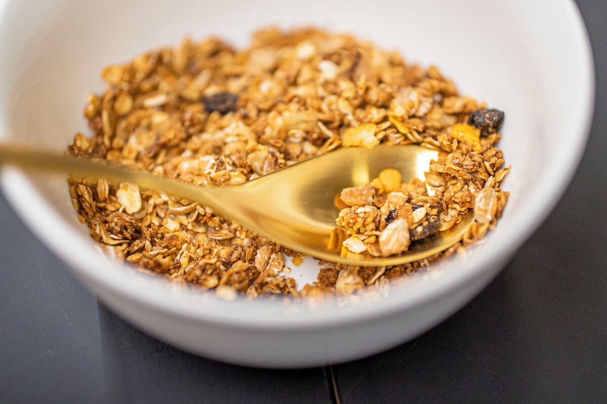 Un bol de granola avec une cuillère.