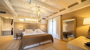 Habitación Deluxe con 1 cama doble o 2 individuales, balcón | Caja fuerte, escritorio, espacio para trabajar con un portátil