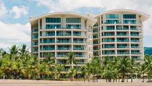 Un hotel de varios pisos con fachada curva, ventanas amplias y balcones.