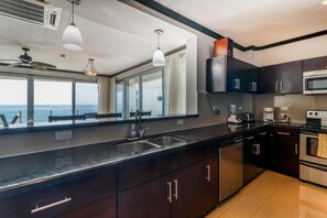 ثلاجة، ميكروويف، فرن، موقد طهي مسطح