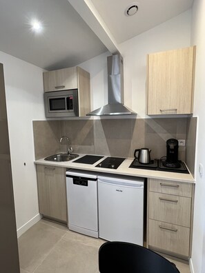 Kühlschrank, Mikrowelle, Herdplatte, Geschirrspüler