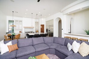 Älytelevisio, takka, pöytäjalkapallopöytä, pöytätennispöytä