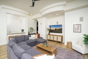 Smart-tv, eldstad, bordsfotboll och ett bordtennisbord