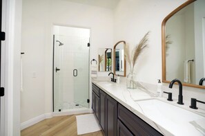 Shower, hair dryer, towels - Luxury home | Resort Pool (Mesa)