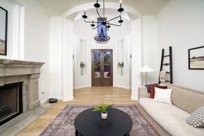 Smart TV, fireplace, foosball, table tennis - Stunning Estate | Heated Pool | Spa | Game Room (Mesa)