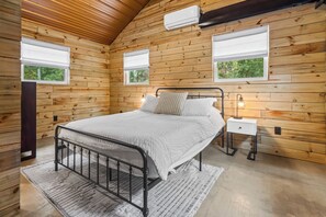 2 bedrooms, desk, WiFi, bed sheets