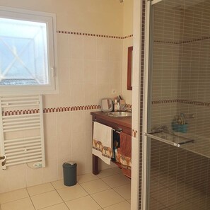 Shower, towels