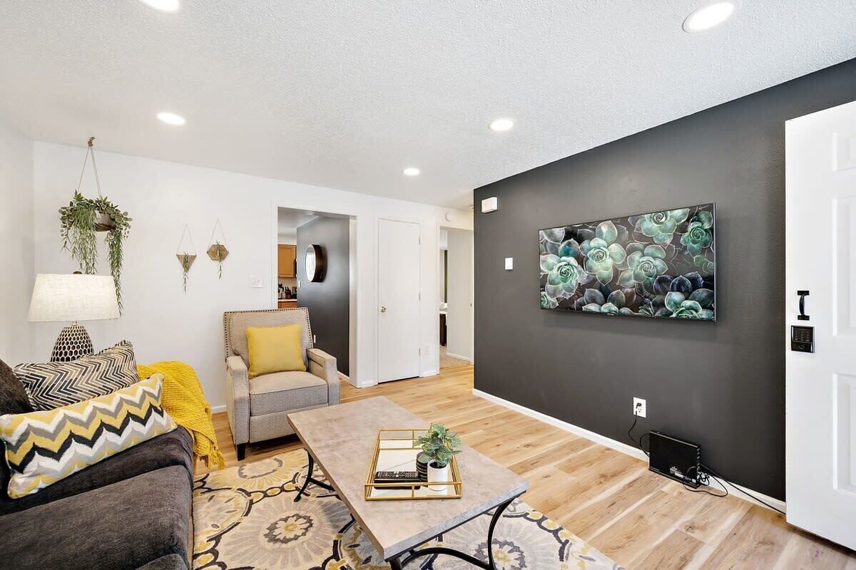 Chic Denver Apt w/Premium Bedding & Location