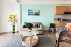 Estudio Confort | Cortinas blackout, tabla de planchar con plancha y wifi gratis 