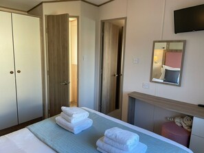 2 habitaciones, tabla de planchar con plancha y cuna de viaje 