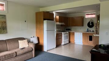 Een smart-tv, een open haard en boeken