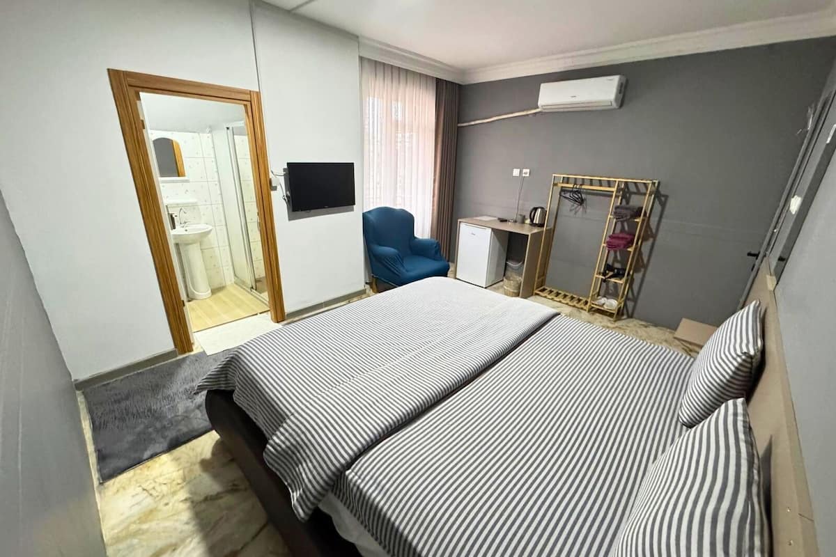 Dobbeltrom – comfort | Sengetøy av topp kvalitet, minibar, skrivebord og blendingsgardiner