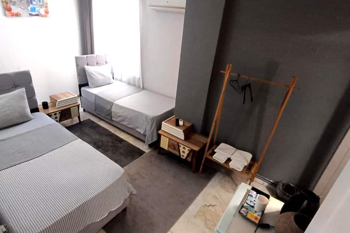 Tomannsrom – classic | Sengetøy av topp kvalitet, minibar, skrivebord og blendingsgardiner