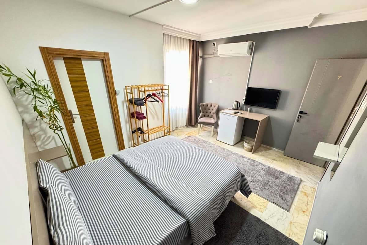 Dobbeltrom – classic, 1 queensize-seng, byutsikt | Sengetøy av topp kvalitet, minibar, skrivebord og blendingsgardiner