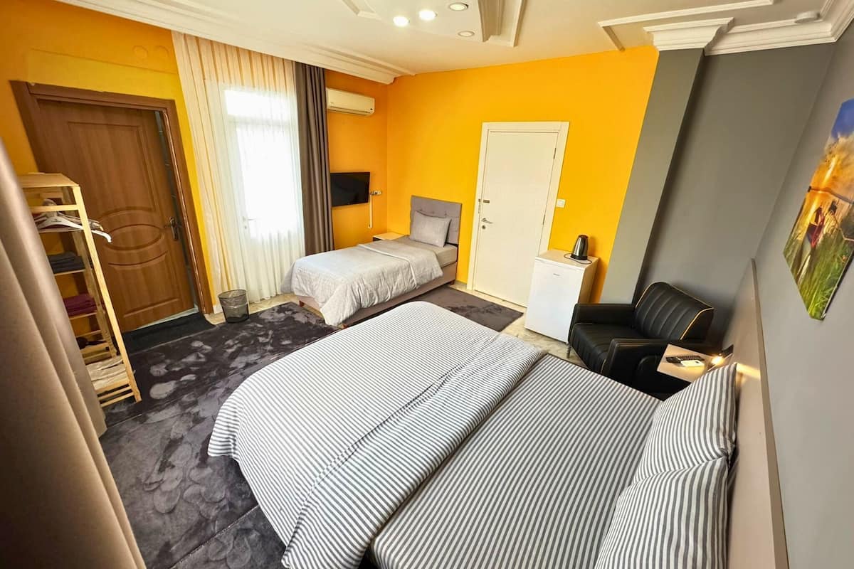 Rom – deluxe | Sengetøy av topp kvalitet, minibar, skrivebord og blendingsgardiner