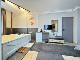 浪漫开间套房 | 高档床上用品、  迷你吧、特色装修、特色家居