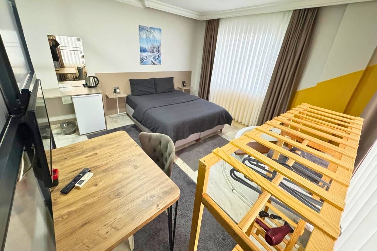 Romantisk rom | Sengetøy av topp kvalitet, minibar, skrivebord og blendingsgardiner