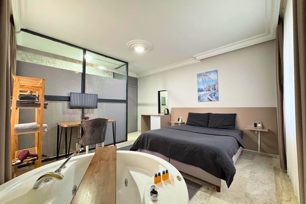 Romantisk rom | Sengetøy av topp kvalitet, minibar og individuelt dekorert