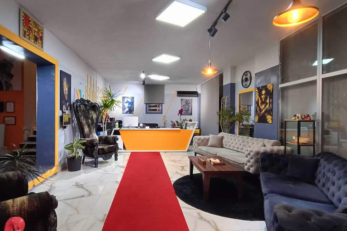 Sengetøy av topp kvalitet, minibar og individuelt dekorert