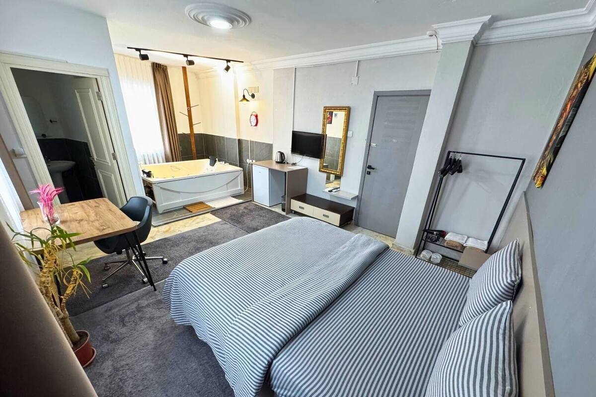 Romantisk studiosuite | Sengetøy av topp kvalitet, minibar, skrivebord og blendingsgardiner