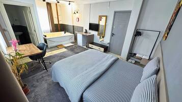 Romantic Studio Suite | Premium bedding, minibar, individually decorated, individually furnished