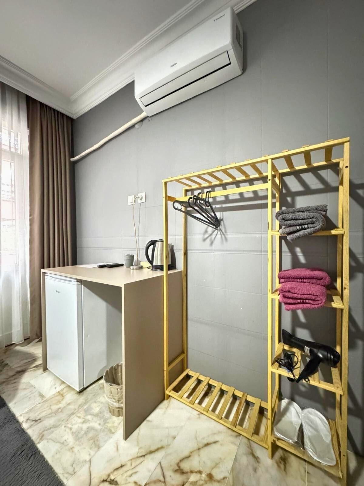 Quarto casal conforto | Roupas de cama premium, frigobar, individualmente decorados