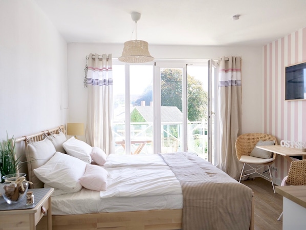 1 bedroom, desk, WiFi, bed sheets - 🌊 Oceanblue: Bright apartment right on the beach (Laboe)