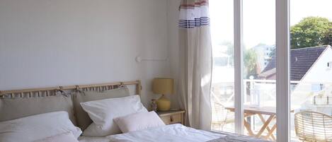 1 bedroom, desk, WiFi, bed sheets