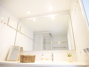 Haartrockner, Handtücher, Seife, Shampoo