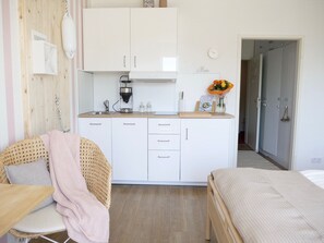 1 bedroom, desk, WiFi, bed sheets - 🌊 Oceanblue: Bright apartment right on the beach (Laboe)