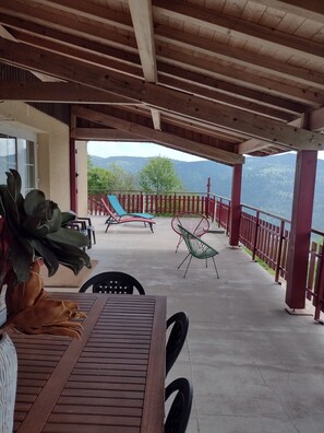 Outdoor dining - Gite with room for meetings, seminars, birthdays, anniversaries, christenings, (La Bresse)