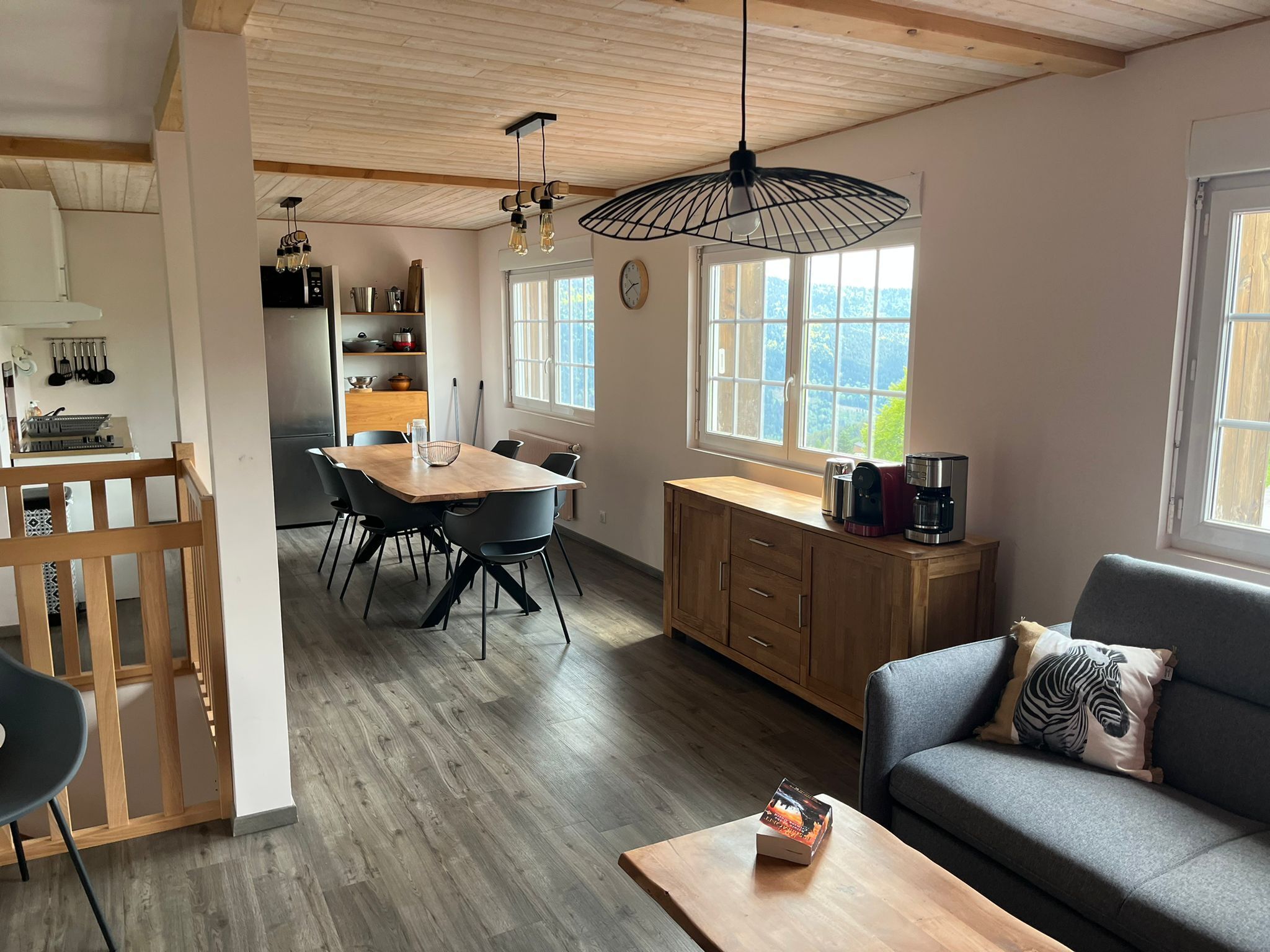 TV connectée, baby-foot, écrans d'ordinateur