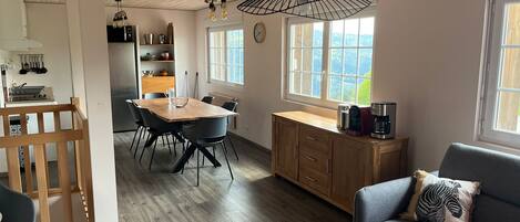 Una Smart TV, un futbolín, una pantalla de ordenador